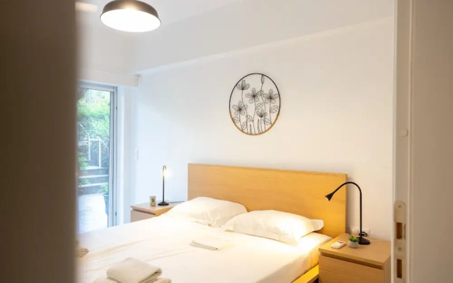 Renovated 2-bedroom Apt Near the Athenian Coast