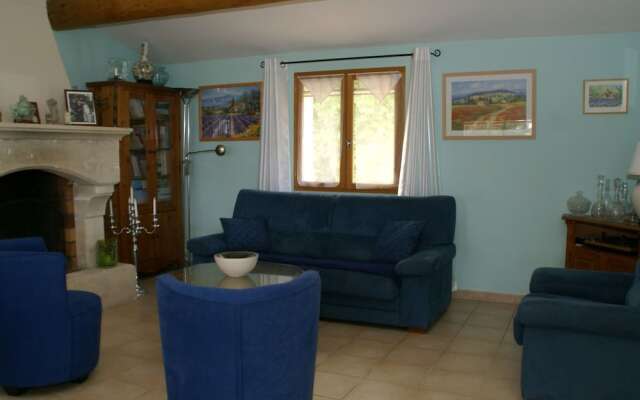 Peaceful Villa in Saint-Saturnin-lès-Apt with Swimming Pool