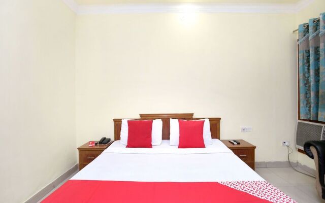OYO 15667 Hotel Anand