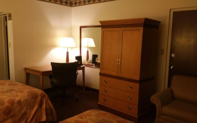 Econo Lodge Inn & Suites