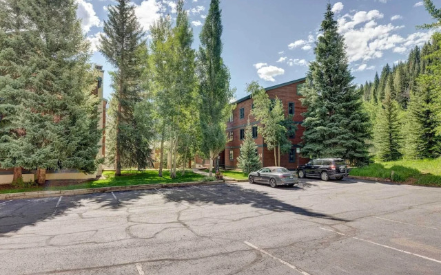 Mountain-view Vail Condo w/ Balcony + Gas Grill!