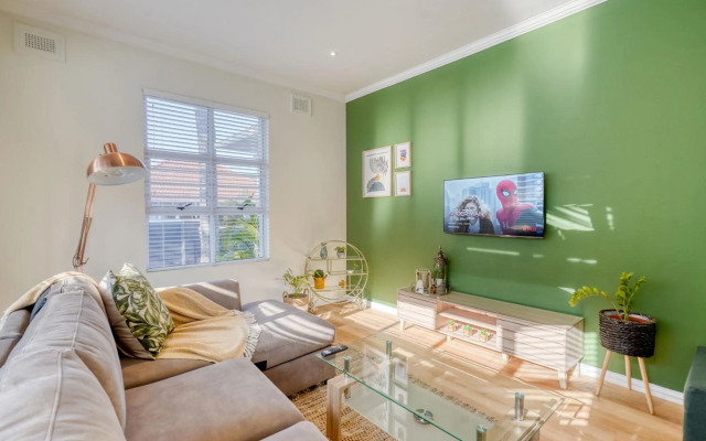 Hampton Collection - Stylish 3 Sleeper Apartment with Pool