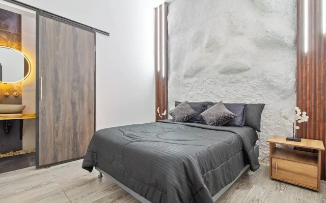 6 BR with Jacuzzi 1 block from LLeras