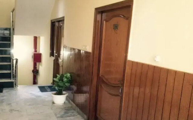 OYO 28168 Hotel Regal 2