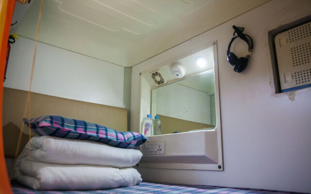 Urban job papas capsule hostel