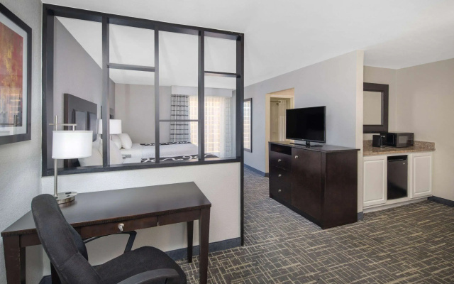 La Quinta Inn & Suites by Wyndham Atlanta Airport South