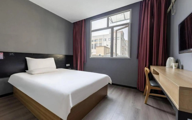 Red House Hotel (Shanghai Red House Hospital Lujiabang Road Subway Station Branch)