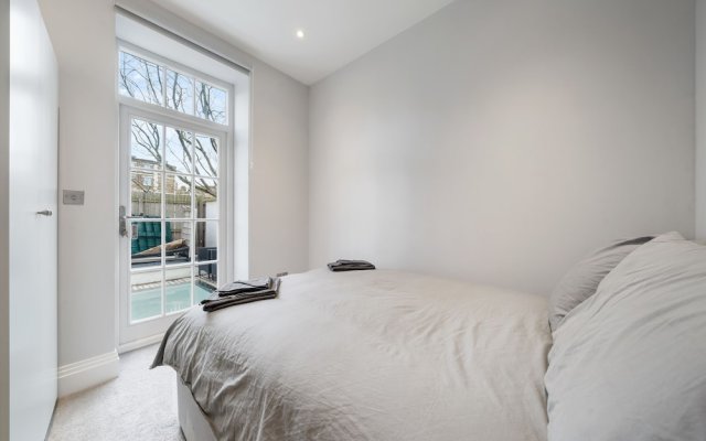 Modern Townhouse With Cinema Room in London SE1