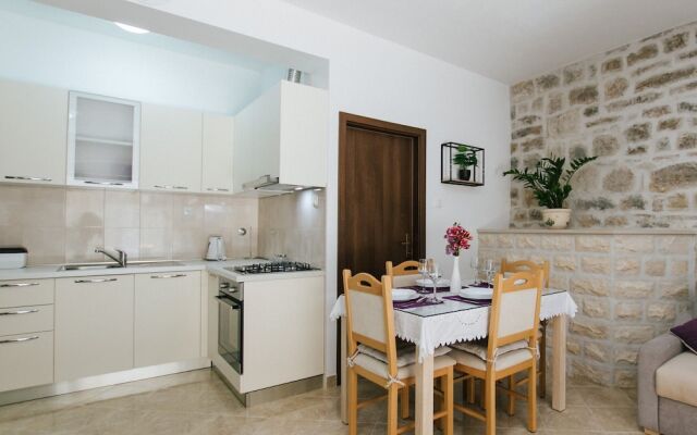 Modern Traditional Apartment w Patio, Near Beach