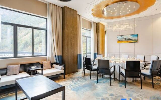 Minshan Sun Tribe Hotel