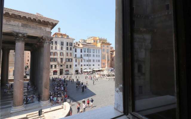 Home On The Pantheon Square