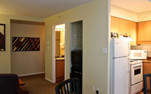 910 Beach Avenue Apartment Hotel