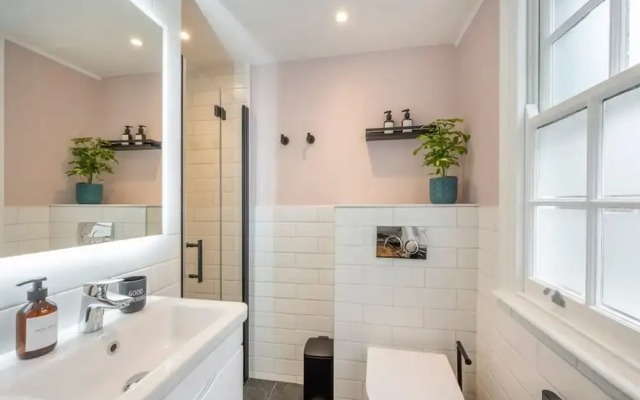 Pottter s Perch - Covent Garden - by Frankie Says