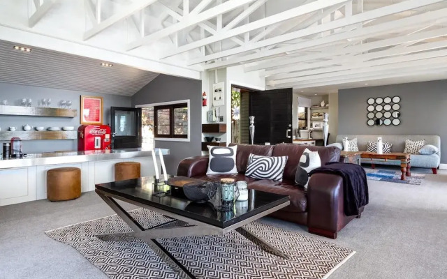 Spacious Apartment With Pool in Camps Bay