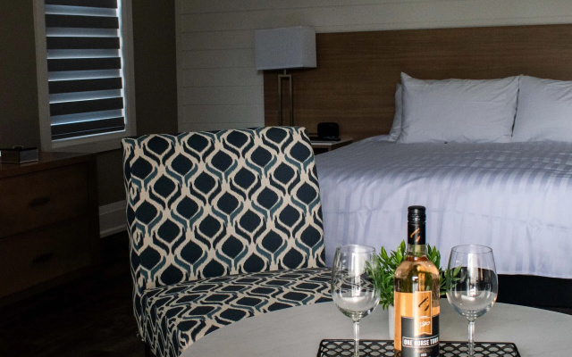 Colonial Hotel & Suites