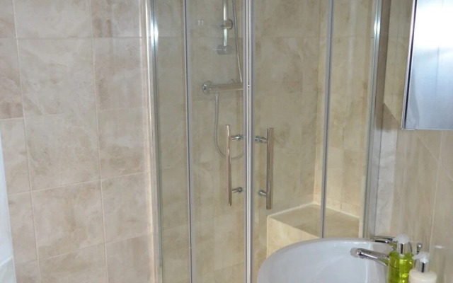 2 Bedrooms En-suite Near Victoria