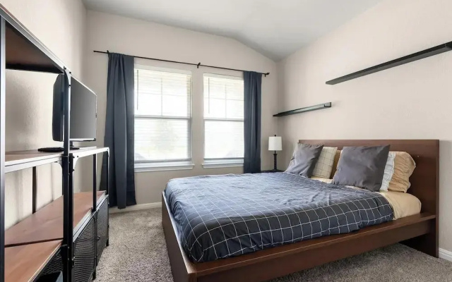 Charming 4BR Spacious Backyard in Hutto