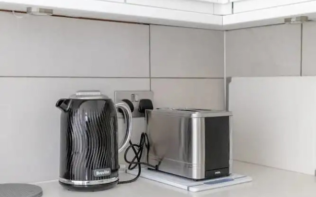 Beautifully Presented 2BD Flat W/patio- Kensington