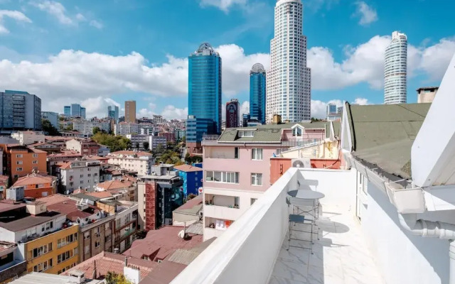 Vibrant Duplex With Terrace 2 min to Cevahir Mall