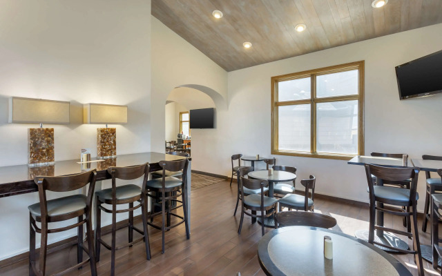 Best Western Plus Cottontree Inn