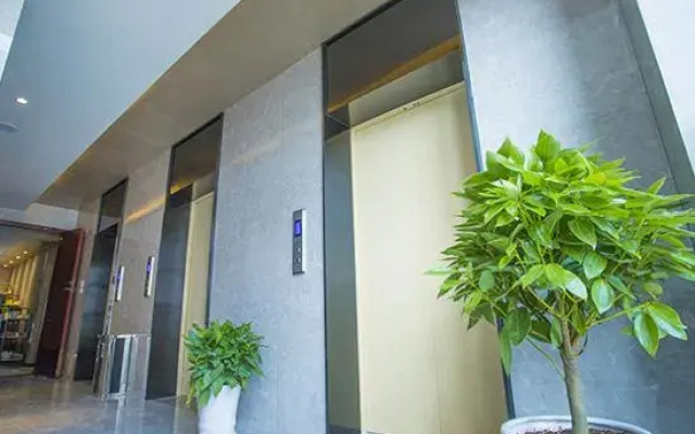 Yilong Ruiyun Hotel (Yushu Fortune Times Square)