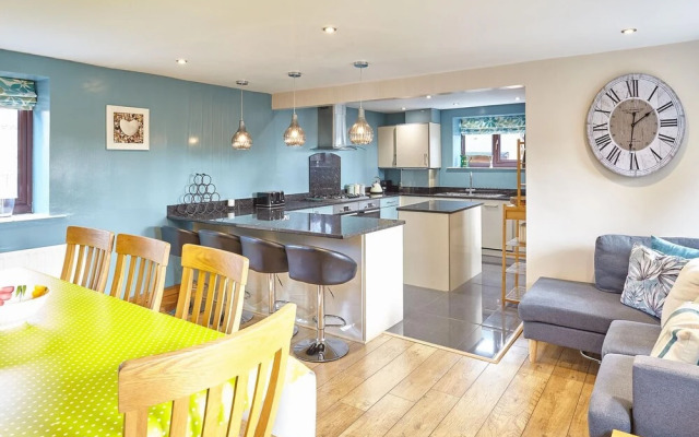 Host Stay Larpool Mews Holiday Home