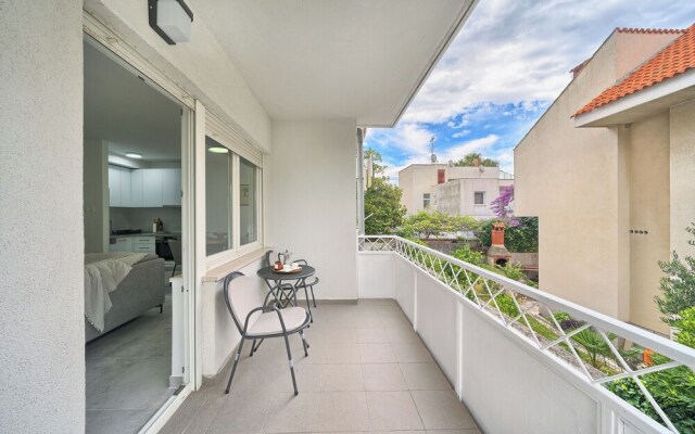A1-luxury apt w big Balcony, 4 min Walk to Beach