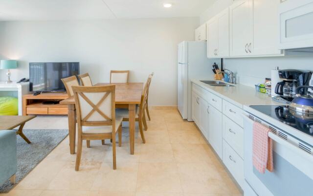 Waikiki Banyan - Ocean View Tower 1 Suite 3209
