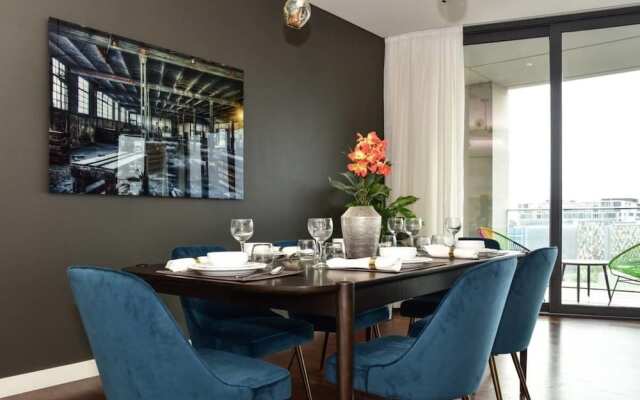 Explore City Walk From an Exquisite Sanctuary
