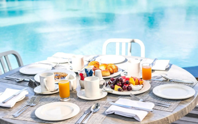 Victoria Beachcomber Resort & Spa