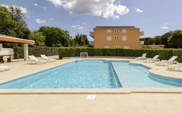 Elegant Apartment in Banjole near Fratarski Otok Island