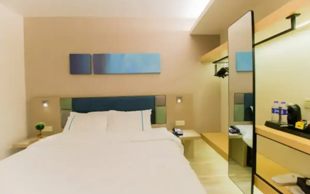 Homeinn Selected Hotel (Shanghai Caolu Minlei Road Subway Station)