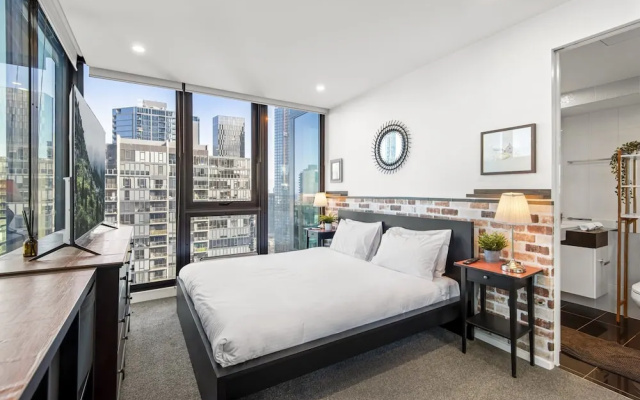 Chic 2-bed Apartment With Balcony in Southbank – Guest Rooms – Melbourne