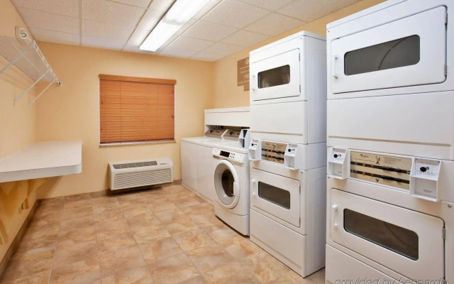 Candlewood Suites Kansas City Airport