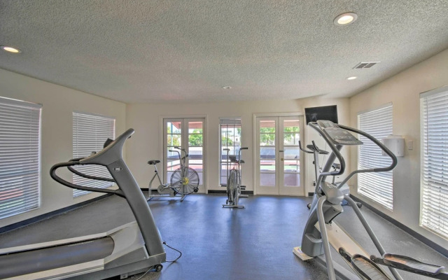 Sleek Phoenix Condo: Walk to Biltmore Fashion Park