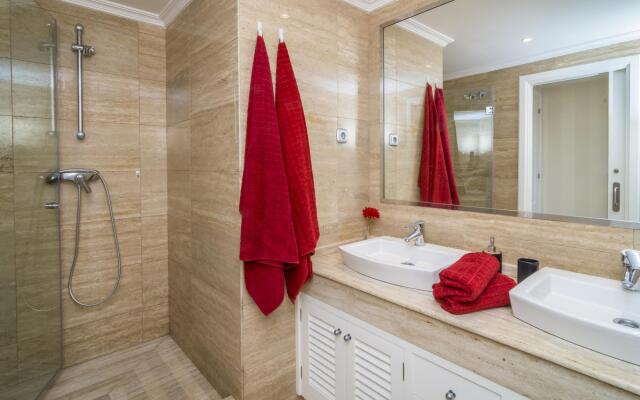 HB - Comfortable Beachfront Holiday Apartment