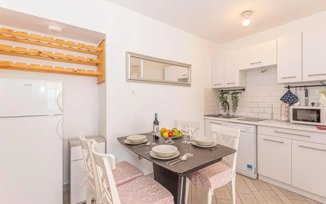 Beautiful Apartment in Brodarica With Wifi and 1 Bedrooms