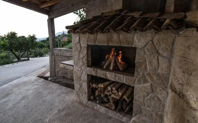 Modern Apartment With Balcony and Garden