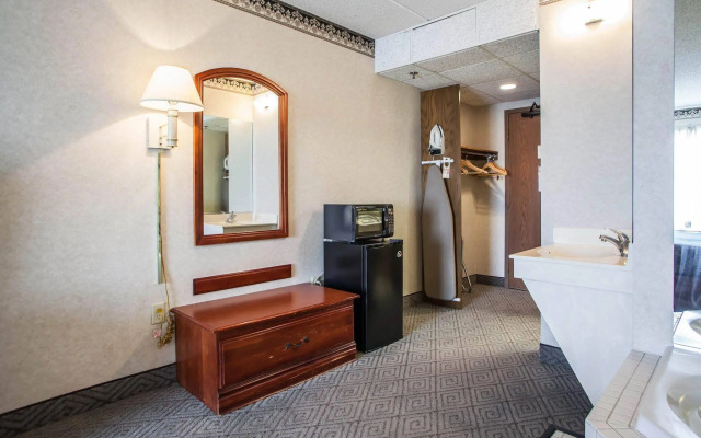 Rodeway Inn & Suites Milwaukee Airport