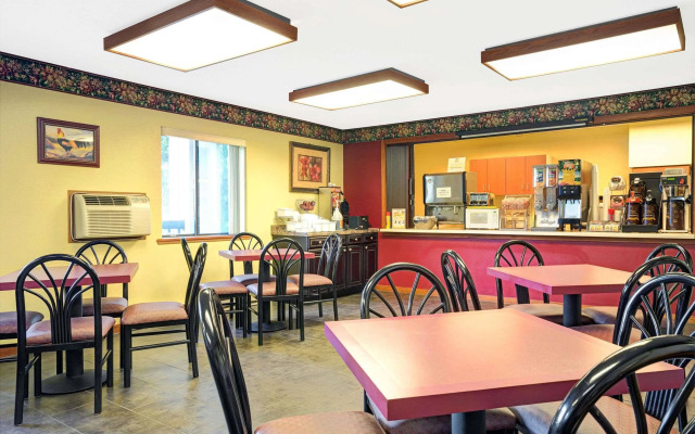 River Hill Inn & Suites