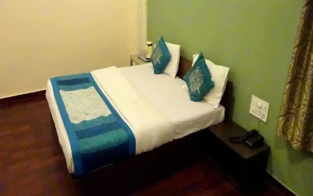 Hotel Blue Moon by Sky Stays