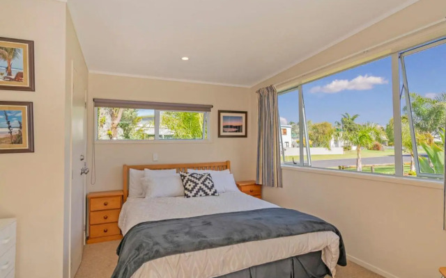 Oysters Retreat - Cooks Beach Holiday Home