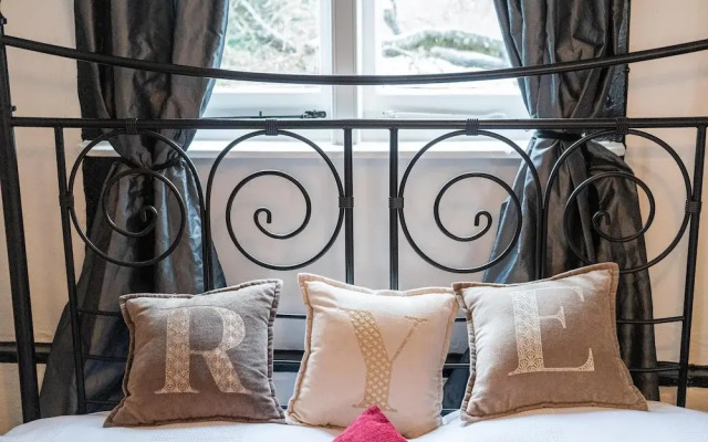 Crooked Loft - Super Central Stunning Views Sleeps 4
