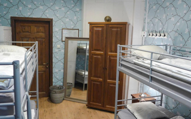 Godzillas Hostel