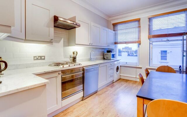 Fulham Large 1 bed Flat in Charming Building