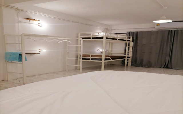 8 Sleepers Street Hostel