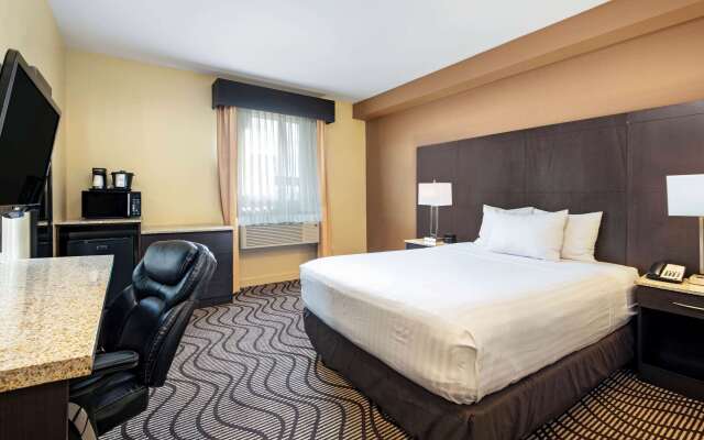 La Quinta Inn & Suites by Wyndham Oshawa