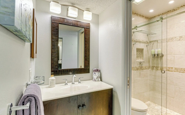 1 Mi to Siesta Beach: Bayfront Condo w/ Pool!