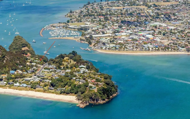 Sun Seeker Bach - Ferry Landing Holiday Home