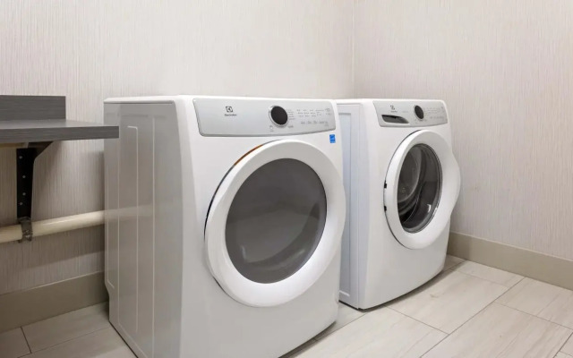 Holiday Inn Express & Suites Madison by IHG